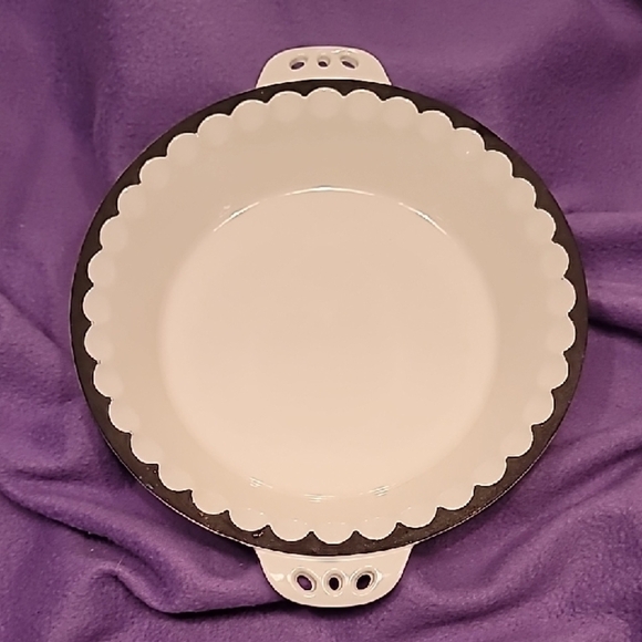 0704. Inspired Home ~ White Baked Enamel and Black Scalloped Pie/Quiche Dish ~ - Picture 1 of 8